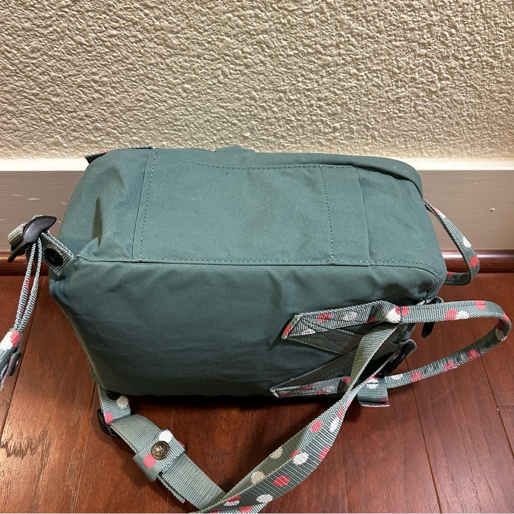 FJALLRAVEN Kanken Backpack Mini Frost Green-Confetti Pattern seat pad excellent - Picture 5 of 9